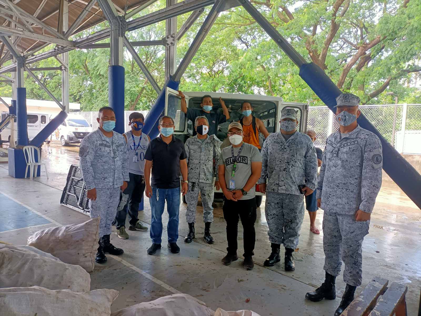 Navy_assisting_Fr_Jason_Veleza_Ina_ng_Awa_Paranaque_deliver_n_distribute_400_vegetable_packs__6_sacks_kamote_1.jpg