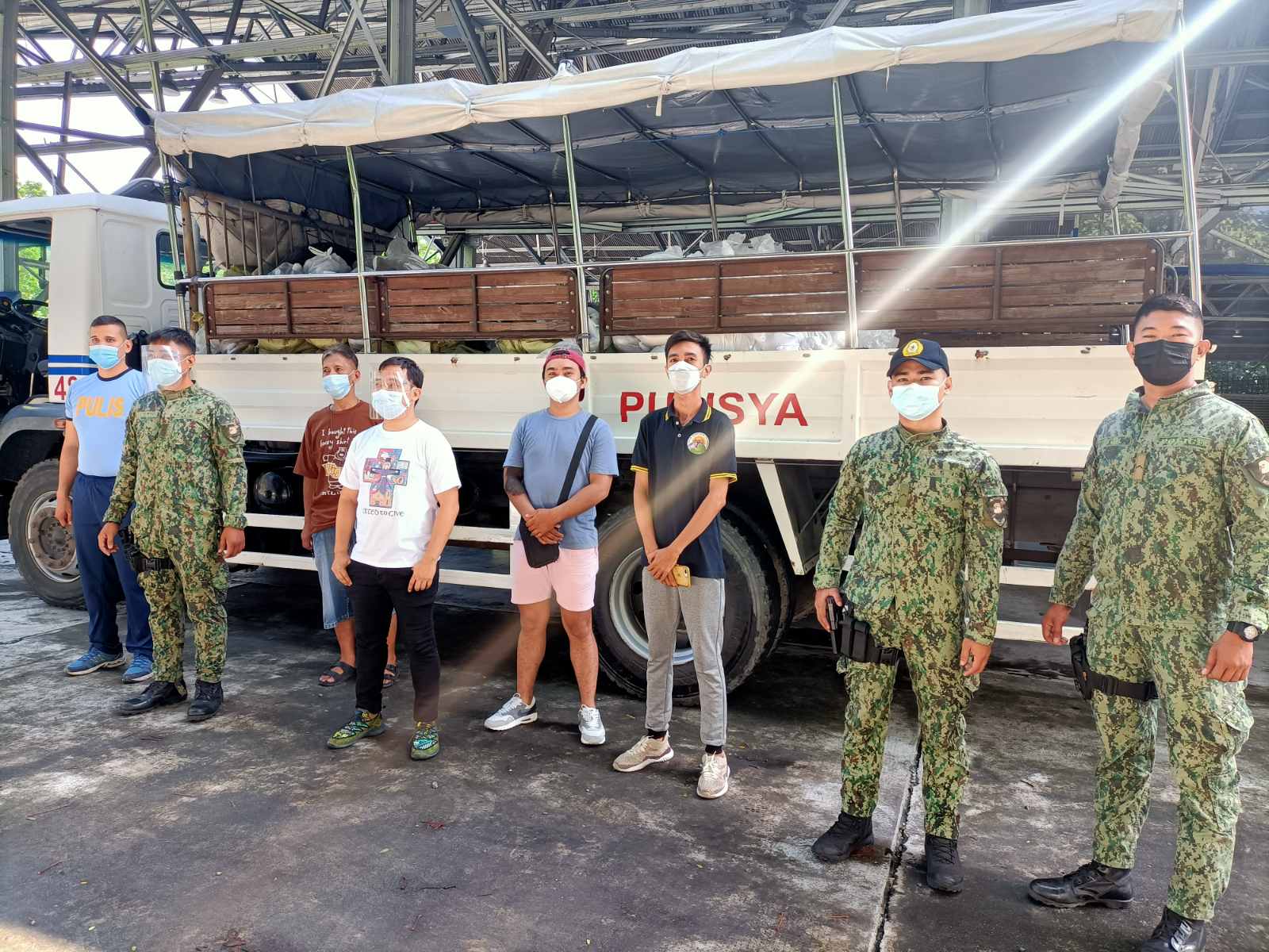 QC_police_truck_delivering_400_vegetable_packs__200_relief_packs_to_San_Francisco_del_Monte_QC_2.jpg