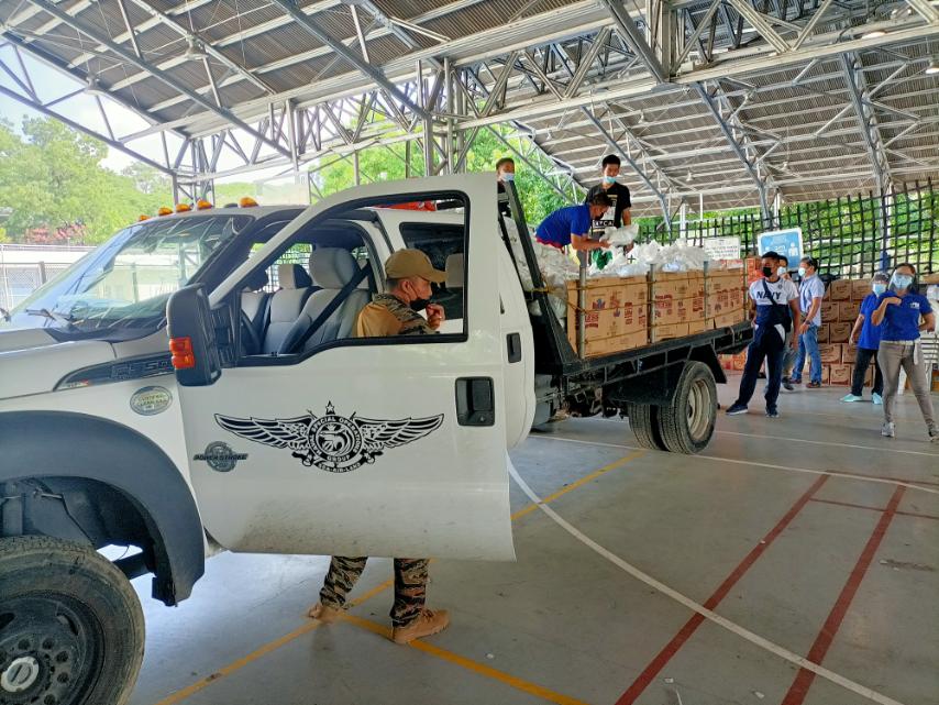 military_delivering_400_vegetable_packs__200_relief_packs_to_Cainta_1.jpg